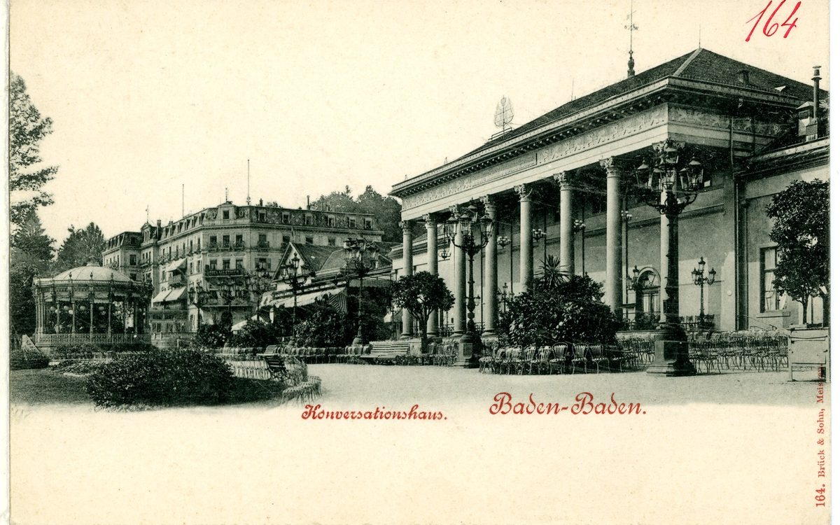 Schwarz-weiße Postkarte des Konversationshauses in Baden-Baden mit Säulenportikus, Musikpavillon und Stuhlreihen