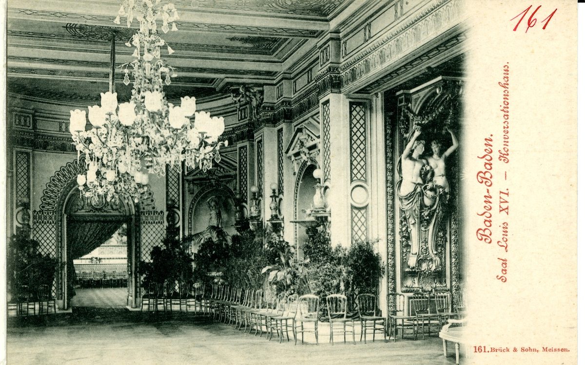 Schwarz-weiße Postkarte des Louis-XVI-Saals mit großem Kronleuchter, Pflanzen und Stuhlreihen an den Wänden